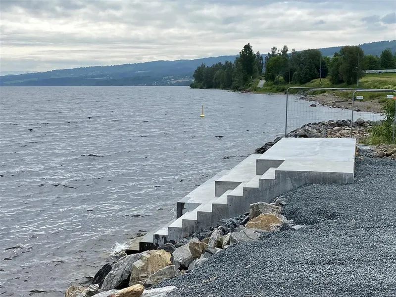 Bilde av trappa ned til Mjøsa. - Klikk for stort bilde