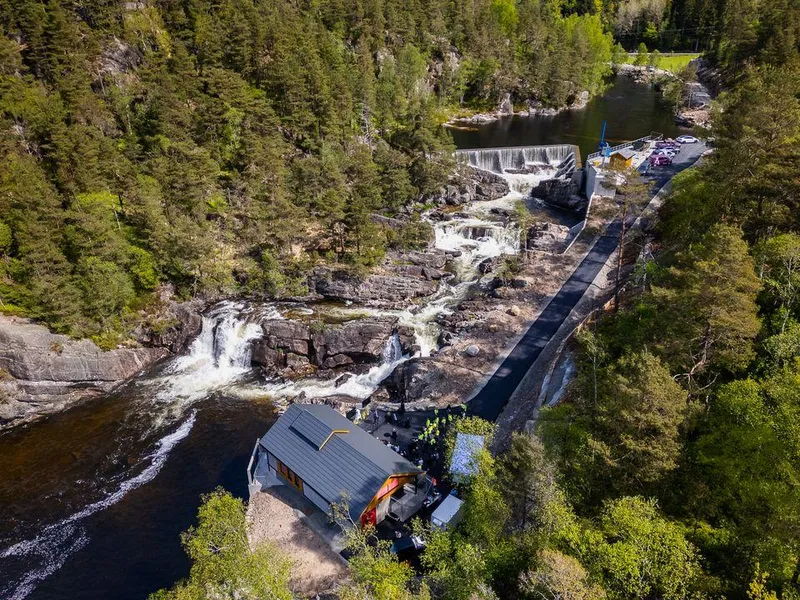 Kraftverk, foss, skog, vann. Foto.