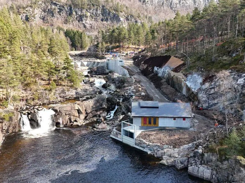 Kraftverk, dam, anleggsområde, foss, skog. Foto.