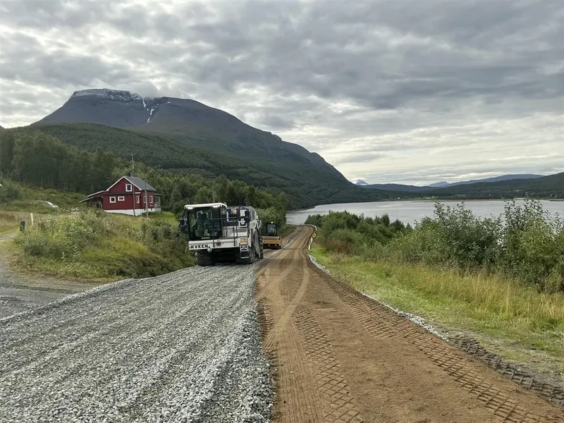 Arbeid på vei med fresing av grus. - Klikk for stort bilde