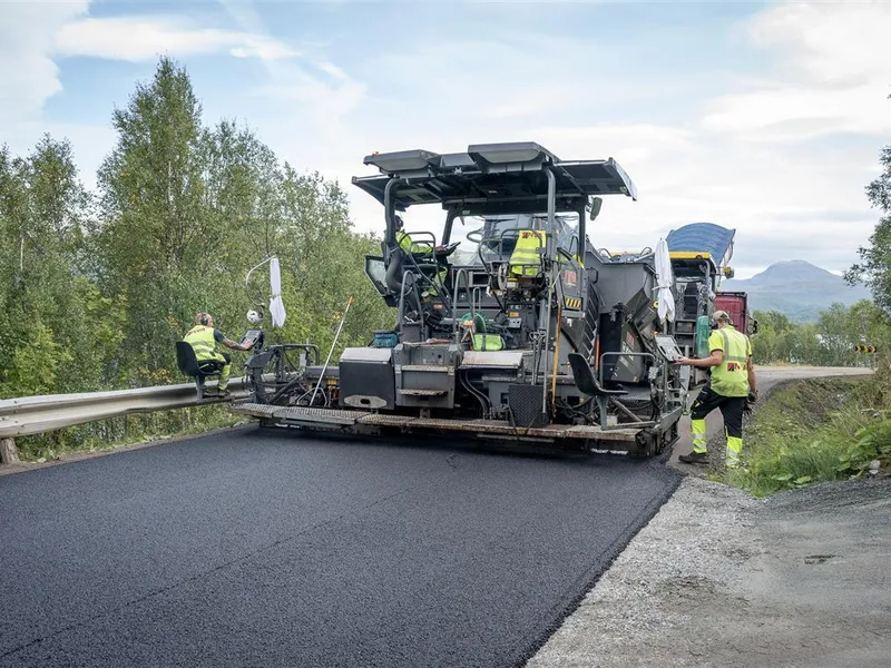 Asfalteringsjobb på fylkesvei - Klikk for stort bilde