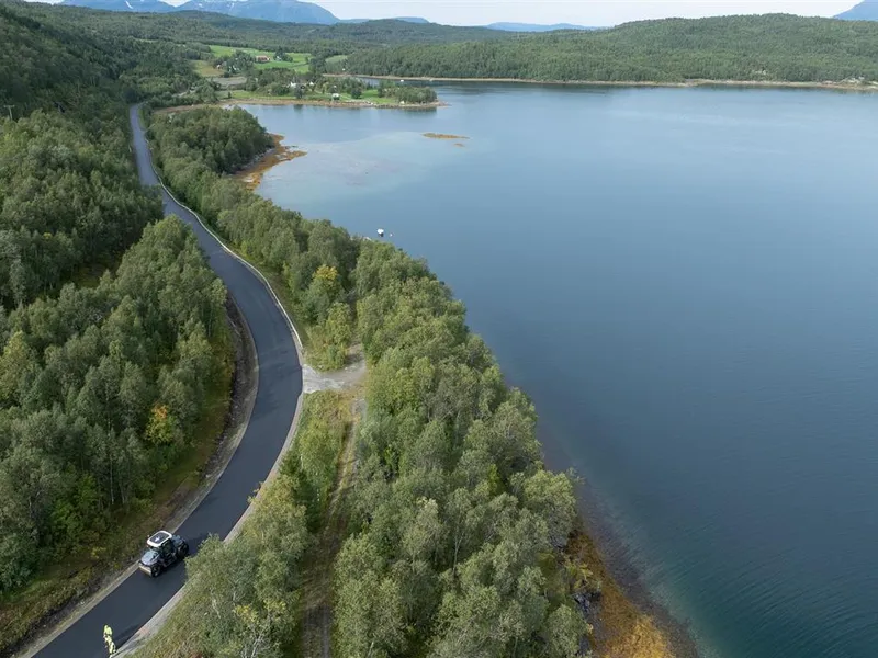 Vei i vakker natur sett fra luften. - Klikk for stort bilde