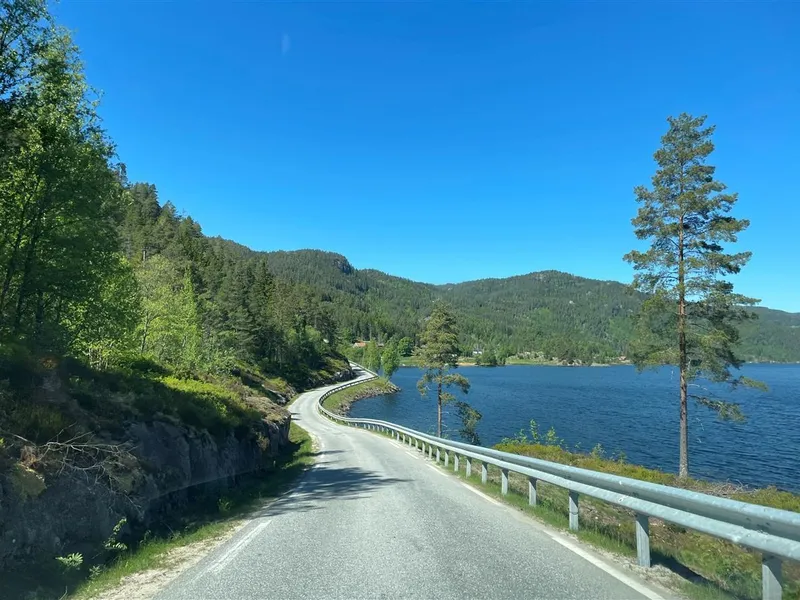 Foto av parti av fylkesveg 3778 mellom Byglandsfjord og Storstraumen - Klikk for stort bilde