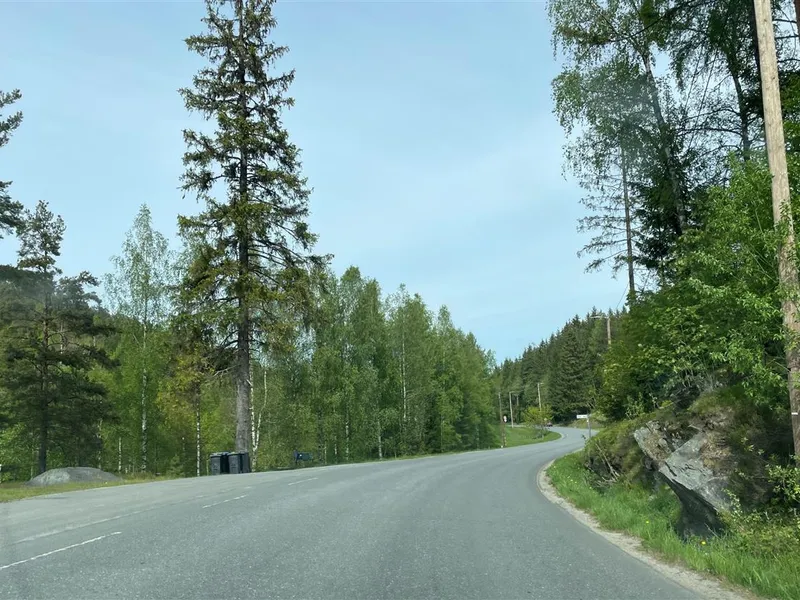 Foto av parti av fylkesveg 418 mellom Brokelandsheia og Sundebru, hvor det ikke er gang- og sykkelveg - Klikk for stort bilde