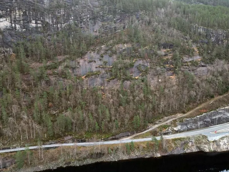 Fjellet over fv. 42 nord for Bjørkåstunnelen skal skredsikres våren 2025. | Foto: Agder fylkeskommune.