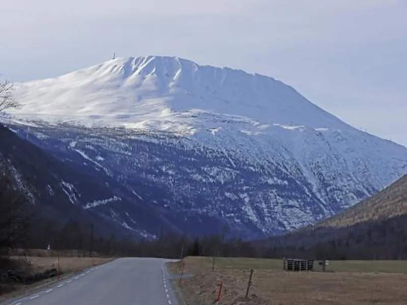 Fylkesveg 37 ved Miland med Gaustatoppen i bakgrunnen.