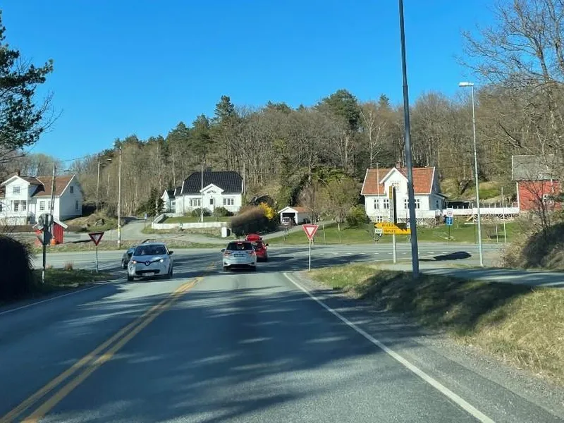 Foto. Kryssområde Høvågveien x Dvergsnesveien før ombygging - Klikk for stort bilde