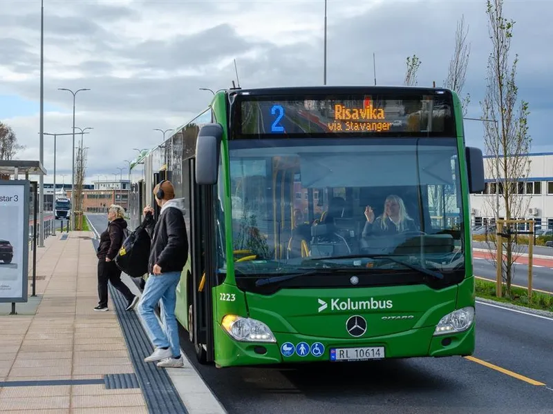 Personer grå av bussen - Klikk for stort bilde