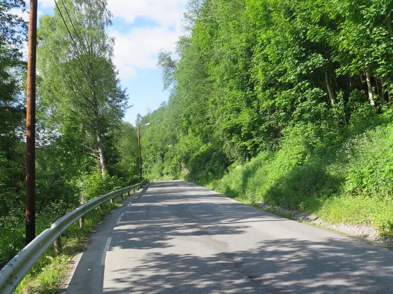 JR Anlegg skal bygge 750 meter fortau langs fv. 502 Finstadveien i Bårlidalen på Eidsvoll. Foto: Statens vegvesen