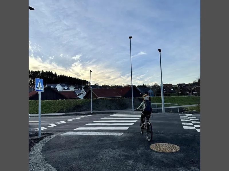 Heva gangfelt over Kvernelandsvegen har vore ein viktig del av prosjektet. - Klikk for stort bilde