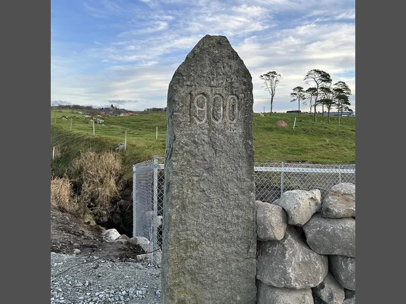 1900-steinen fekk plass like ved gangfeltet - Klikk for stort bilde