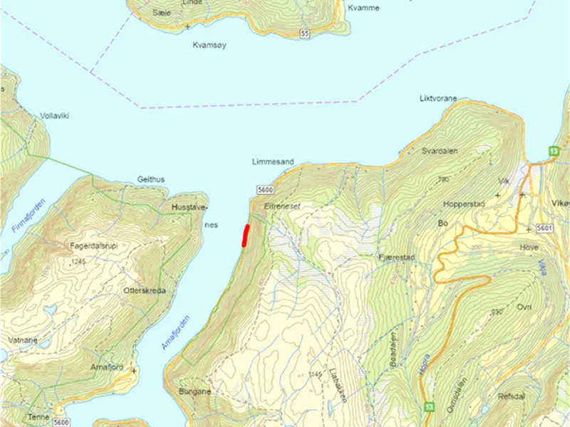 utsnitt av kart der fjorden er blå og fjell/land er gult/beige/grønt som viser framfjorden og bilvegen langs strandlinja rundt Eitreneset. 