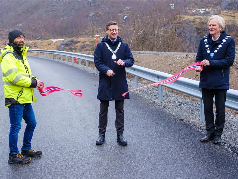 Fylkesordførar Ole Ueland klypper snora for å markere at vegen forbi Byrkjedalstunet er tryggare og betre. I kvar ende av snora held byggeleiar i fylkeskommunen, Robert Haider og ordførar Frode Fjeldsbø - Klikk for stort bilde