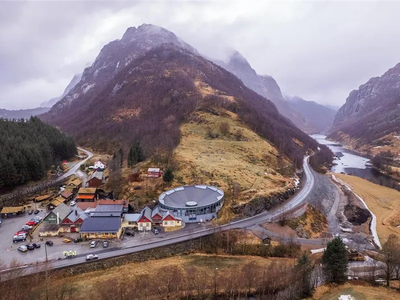 Dronefoto av utbetra veg forbi Byrkjedal i Gjesdal. - Klikk for stort bilde