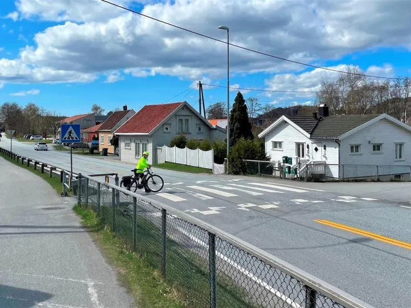 Foto av krysningspunkt i Hollekleiva med kryssende syklist - Klikk for stort bilde