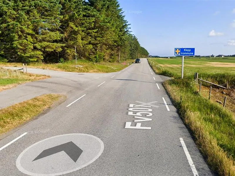 vei med gang og sykkel på venstre side som ikke er bygget forbi kommunegrensen - Klikk for stort bilde