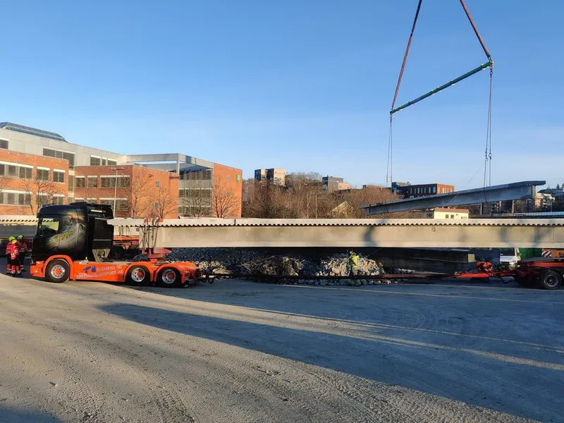 Her lastes bruelementene opp for transportering. Foto: IMIS