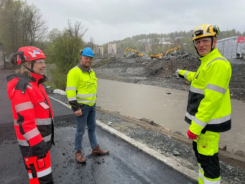 Her står May Bente Hiim Sindre, Kent-Johnny Rodegård og Ronny Abelsen å ser på stedet der bruen sto. Foto: Statens vegvesen