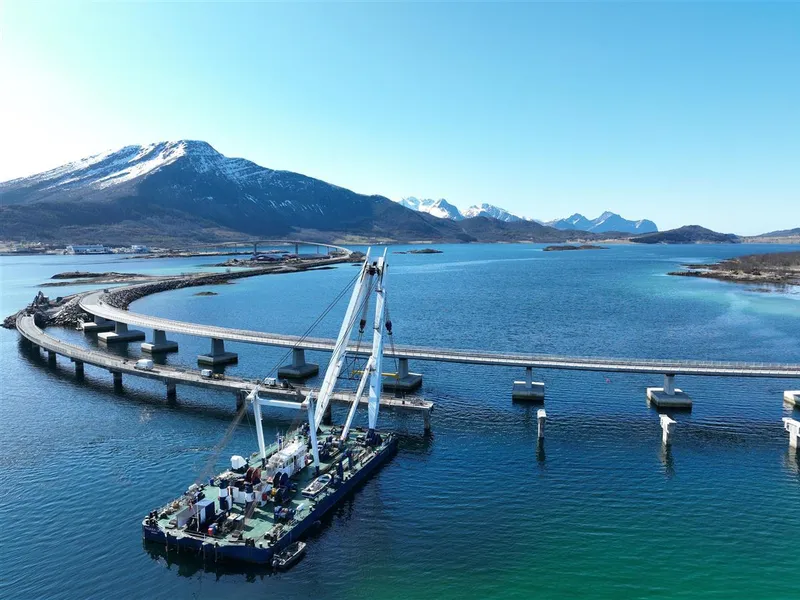 Fjord med lave bruer. Kran på lekter. Foto.  - Klikk for stort bilde