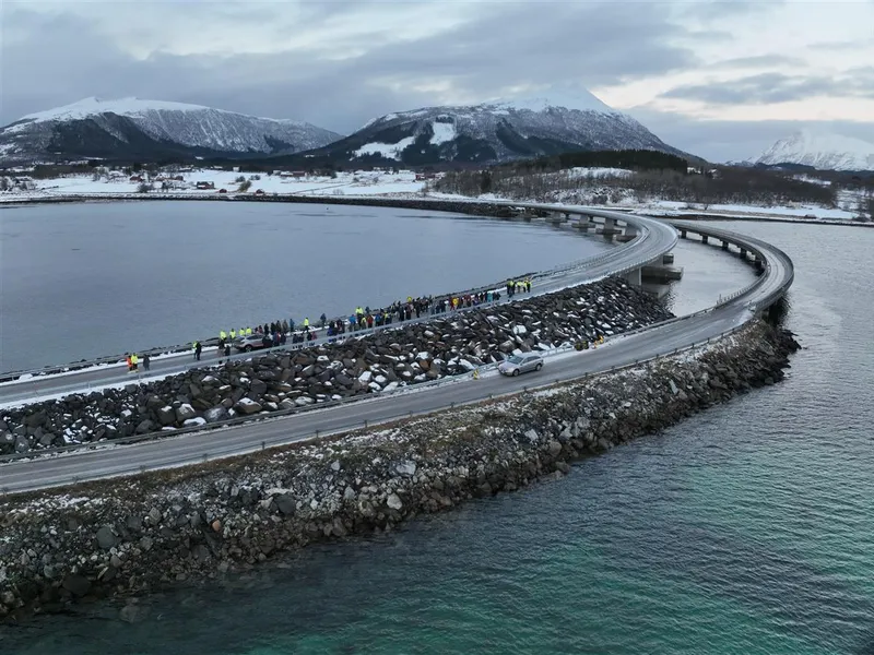 To lave bruer, folkemengde, åpningsarrangement. Dronefoto - Klikk for stort bilde
