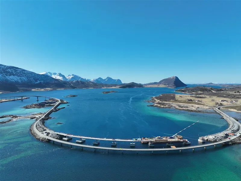 Fjord og fjell,  ny bru i bygging, anleggsaktivitet - Klikk for stort bilde