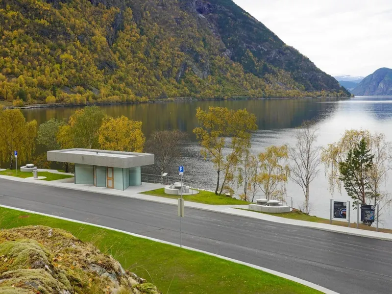 . Røyrnes rasteplass. En ny parkeringsløsning adskilt fra fylkesveien gir bedre trafikksikkerhet.Foto: Nasjonale turistveger / Statens vegvesen.