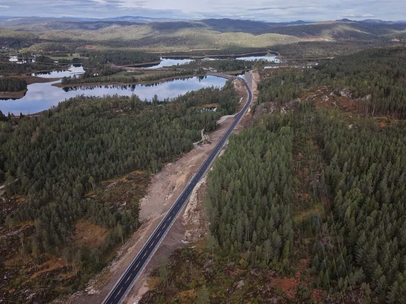 Den nye strekningen på fylkesvei 415 mellom Simonstad og Selåsvatn i Åmli kommune. Foto: Agder fylkeskommune.