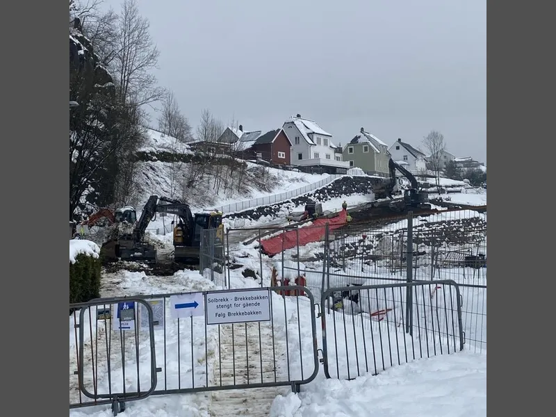 Gjerde som vier stengt vei og skilt for dem som går og sykler - Klikk for stort bilde