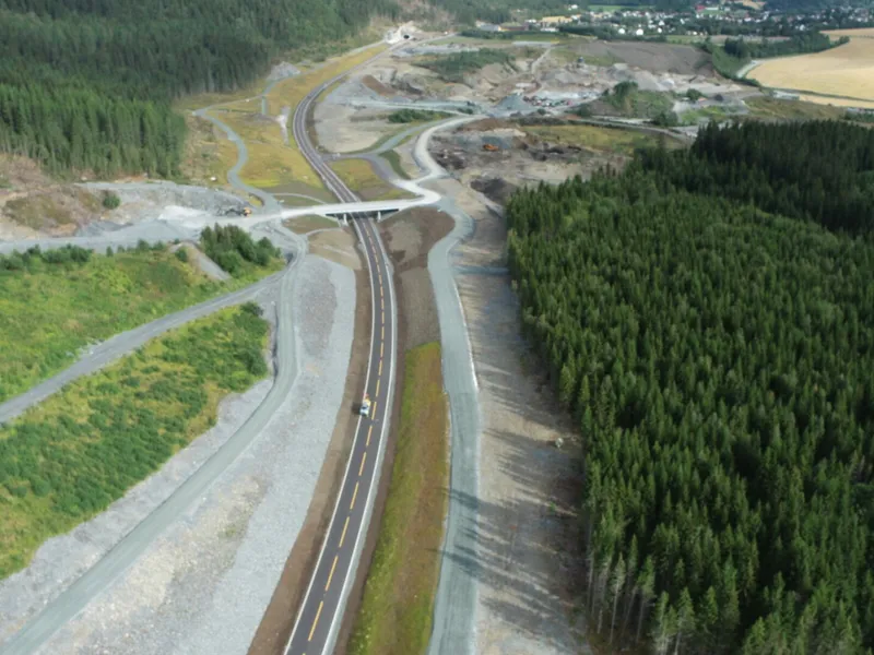 4,5 km ny vei og tunnel på Tanem-Tulluan ble åpnet mandag. Foto: Trøndelag fylkeskommune.