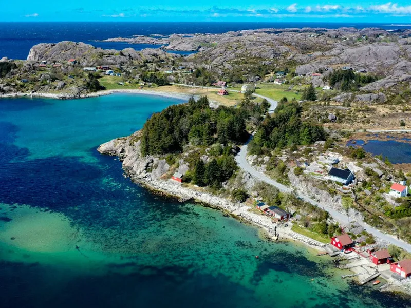 Fylkesvei 44 går mellom Våland i Stavanger og mellom Sandnes og sentrum i Flekkefjord. Strekningen som skal utbedres går mellom Vassvik og Hellvik i Eigersund kommune. Foto: Eigersund kommune.