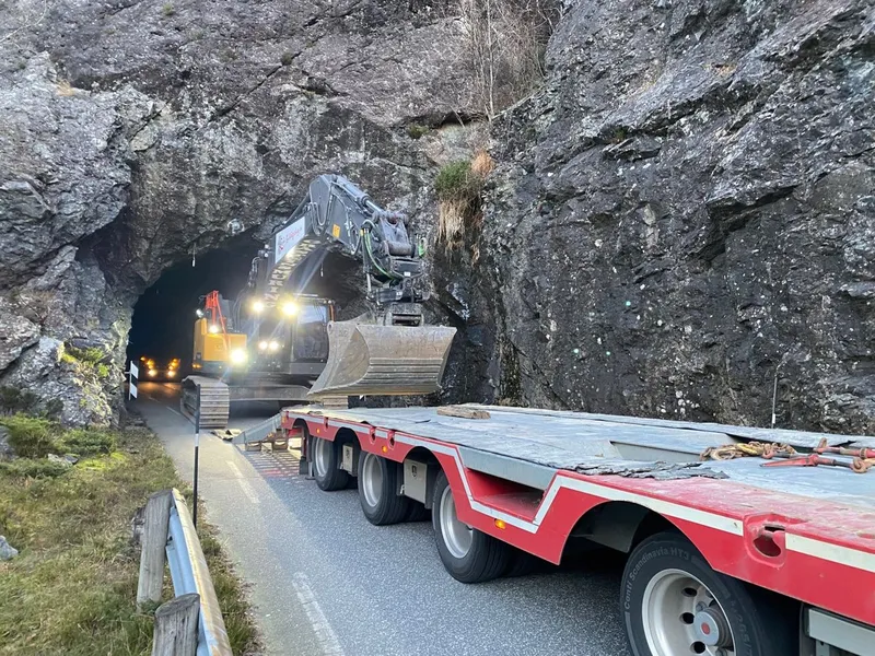 Mye av transporten har gått med båt rett til anlegget, men maskiner og utstyr har også blitt fraktet på ruteferje og lastebil. Med en god porsjon planlegging og tålmodighet har Lesja Bulldozerlag bokstavelig talt klart å lirke tungtransporten ut til anlegget. Foto: Lesja Bulldozerlag.