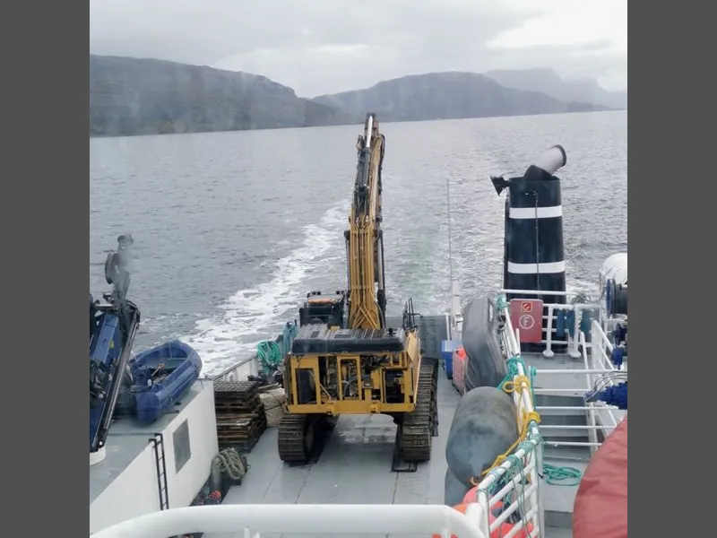 Gravemaskin på vei til veianlegget som ligger i øy-kommunen Solund i Vestland. Foto: Lesja Bulldozerlag.