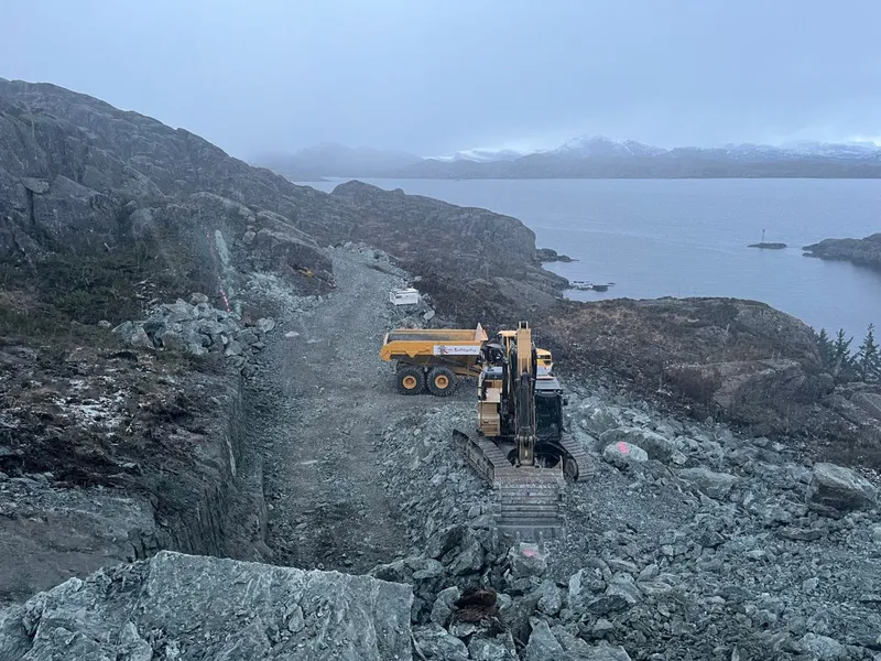 Så langt har Lesja Bulldozerlag brukt brorparten av tiden på å sprenge ut en pilotvei gjennom hele traseen. Foto: Lesja Bulldozerlag.