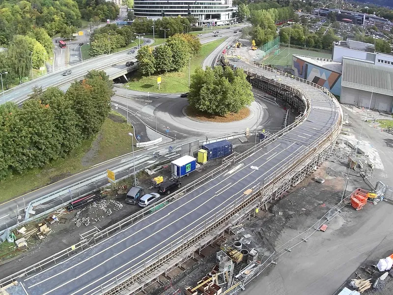 NI helgen ble gang- og sykkelbroen over universitetskrysset i Oslo ferdig støpt