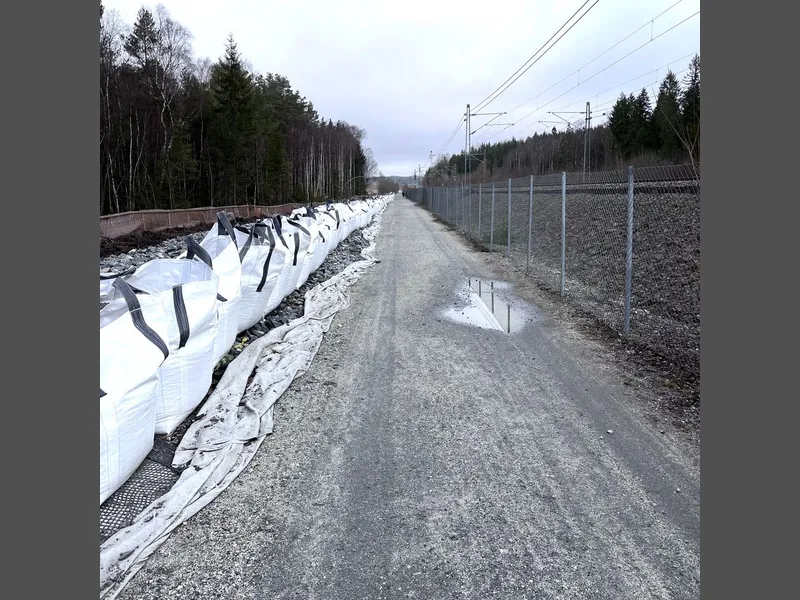 Gang- og sykkelvegen som skal bygges mellom Ås og Hauger bru, ligger på myr- og skoggrunn. For å unngå setningsskader når gang- og sykkelvegen er ferdigbygd, har Statens vegvesen forbelastet grunnen med plastsekker fylt med stein. (Foto: Statens vegvesen)