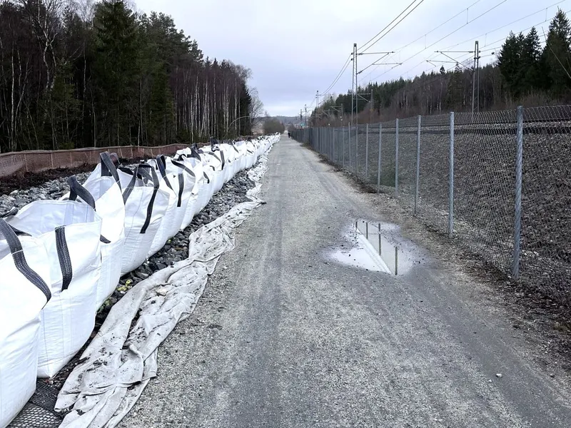 Gang- og sykkelveien som skal bygges mellom Ås og Hauger bru, ligger på myr- og skoggrunn. For å unngå setningsskader når gang- og sykkelveien er ferdigbygd, har Statens vegvesen forbelastet grunnen med plastsekker fylt med stein. Foto: Statens vegvesen