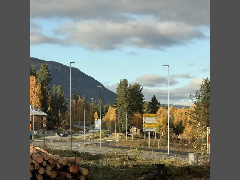 Gang- og sykkelvei, skilt, lyktestolper, blå himmel - Klikk for stort bilde