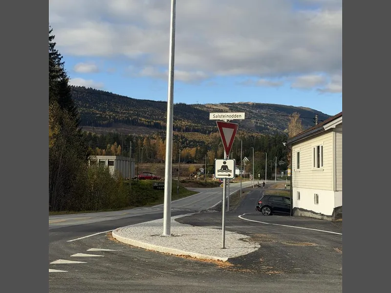 Gang- og sykkelvei, skilt, lyktestolper, blå himmel - Klikk for stort bilde