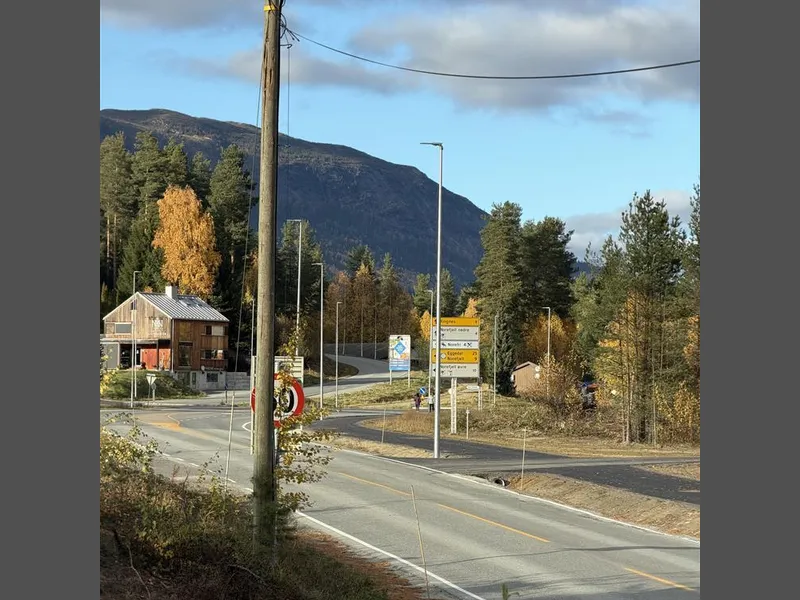 Gang- og sykkelvei, skilt, lyktestolper, blå himmel - Klikk for stort bilde