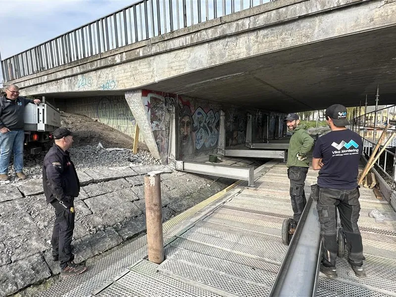 Bilde av arbeidere ved undergangen - Klikk for stort bilde