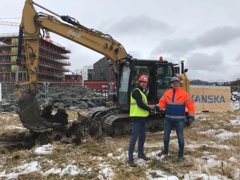 Styrelelder i Axer, Borger Borgenhaug, og regiondirektør i Skanska, Raymond Tuv, under første spadetak på Gartnerløkken i Bergen