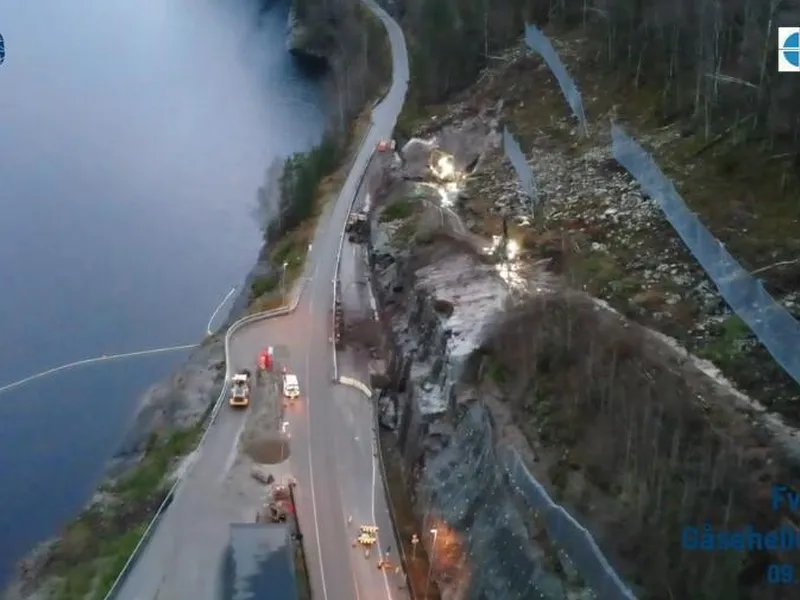 Dronefoto av vegarbeid langs et vann. - Klikk for stort bilde