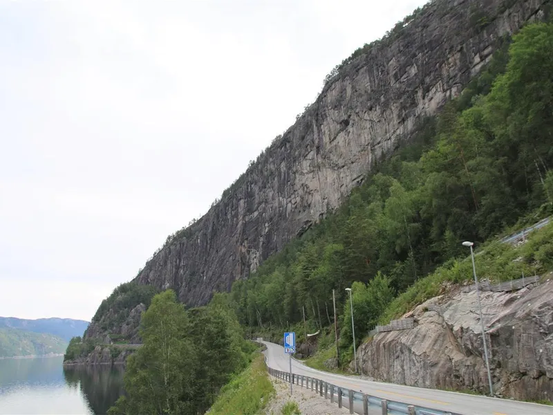 Foto av fylkesveg 42 langs Sirdalsvatn, ved Valevika. Vegen ligger under bratt og rasfarlig terreng - Klikk for stort bilde