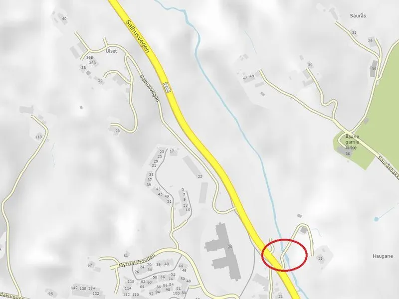 Brua ligg over elva i området som er merkt med raud sirkel. Kart: Statens vegvesen