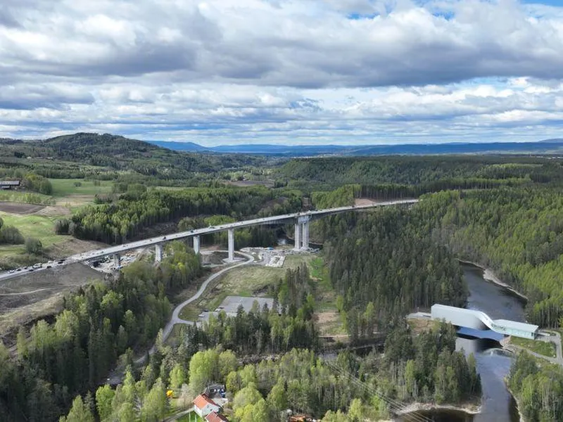 Statens vegvesen har bygd ny E16 i Jevnaker og inn i Ringerike på budsjett. 7. juli åpner samferdselsminister Jon-Ivar Nygård Randselva bru for trafikk. Brua er nærmeste nabo til the Twist. En annen bru som vekker internasjonal interesse. (Foto: Ståle Savland/Statens vegvesen)