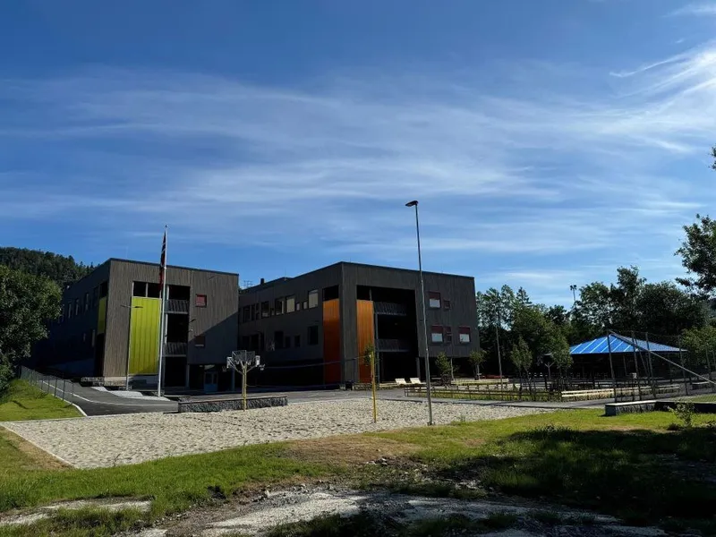 Eieneåsen  skole sørvest