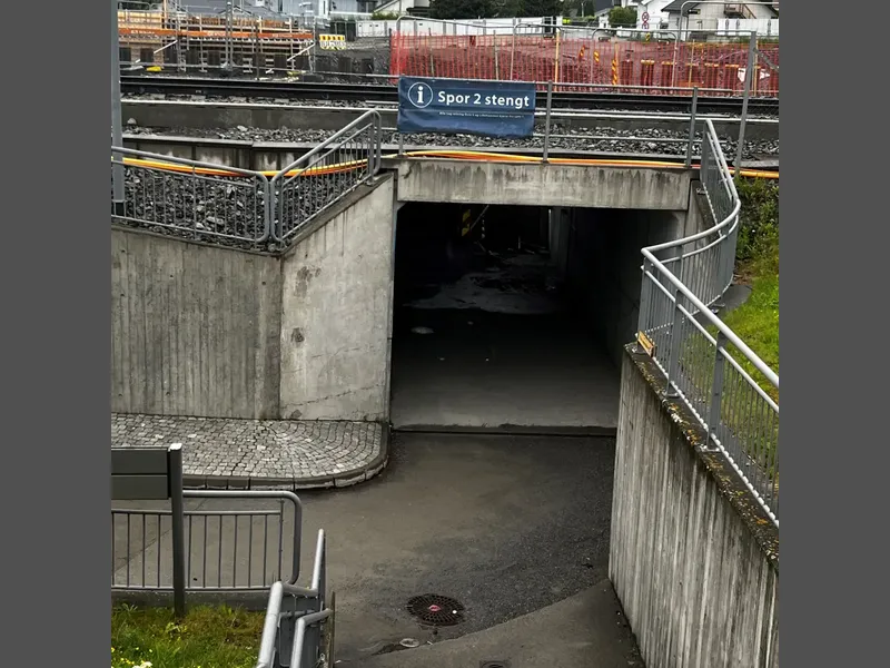 To jernbaneunderganger i Stange sentrum blir midlertidig stengt i forbindelse med bygginga av det nye dobbeltsporet.