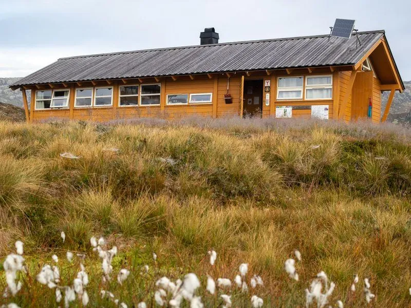 DNT-hytta Storsteinen i fjellandskap.