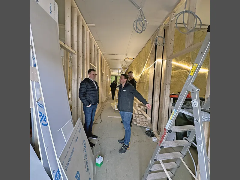 tre mann inne i hus under oppføring - Klikk for stort bilete