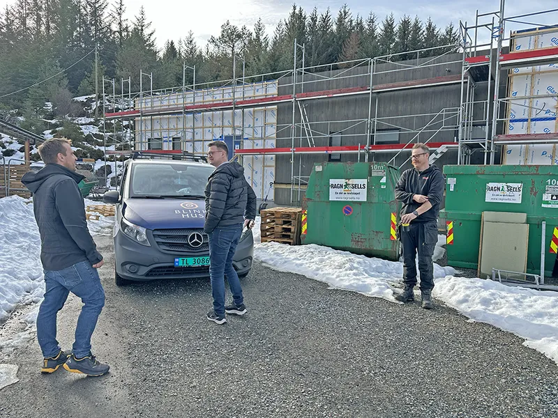 tre menn på byggeplass - Klikk for stort bilete